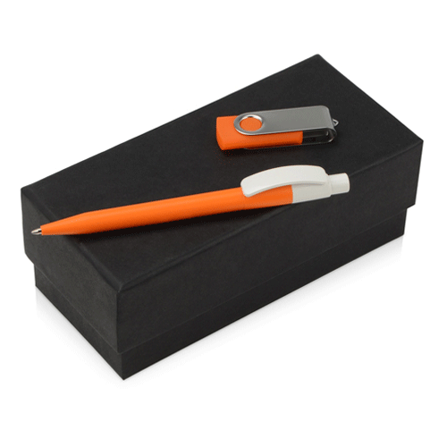 В подарочный набор «Uma Memory» оранжевый входит стильная ручка из пластика и флешка на 8 Гб. Ручка имеет цветной корпус и белый клип. Механизм нажимной. Флешка с покрытием soft-touch. Коробка выполнена из дизайнерского картона черного цвета.  На ручки рекомендуем делать нанесение с помощью тампопечати, а на флешки с помощью гравировки или тампопечати. Для расчета на нескольких предметах из набора обращайтесь к менеджерам. Минимальный тираж 20 штук. 
